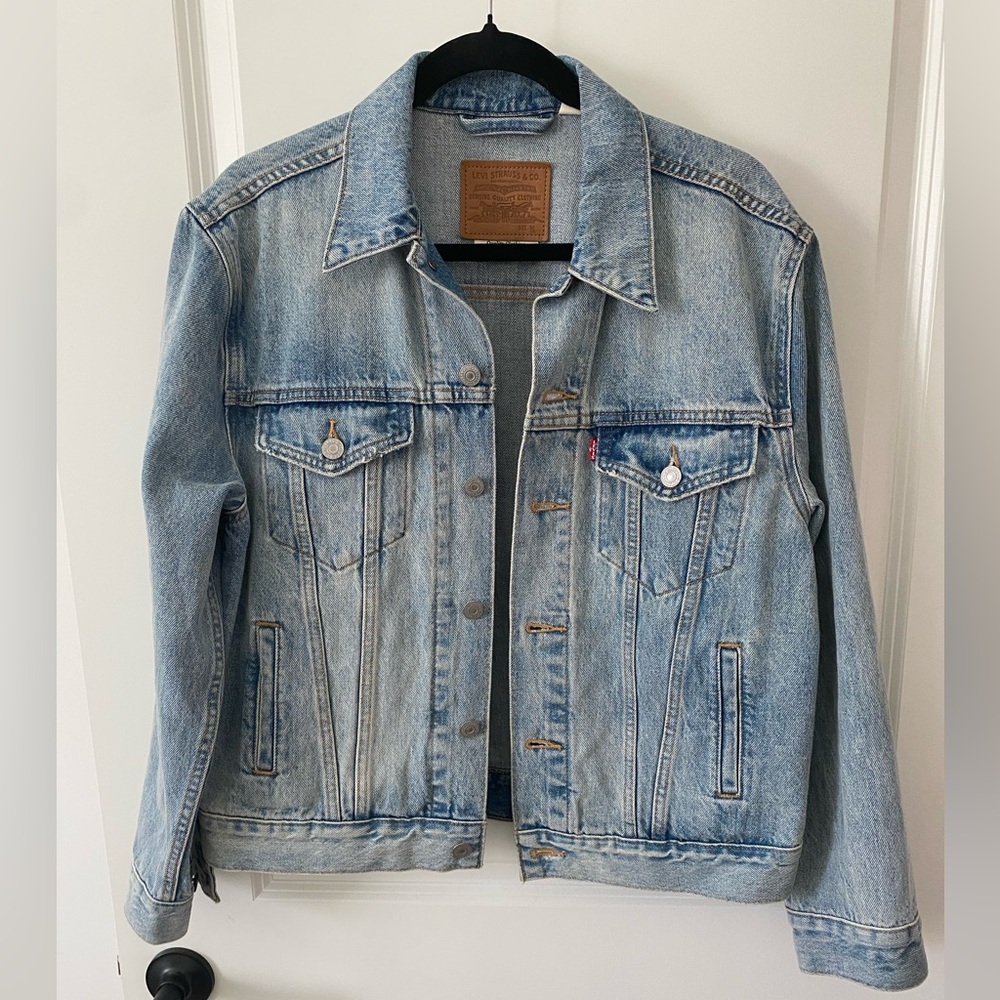 Levi's Light Wash Denim Trucker Jacket - Women's Jean Jacket